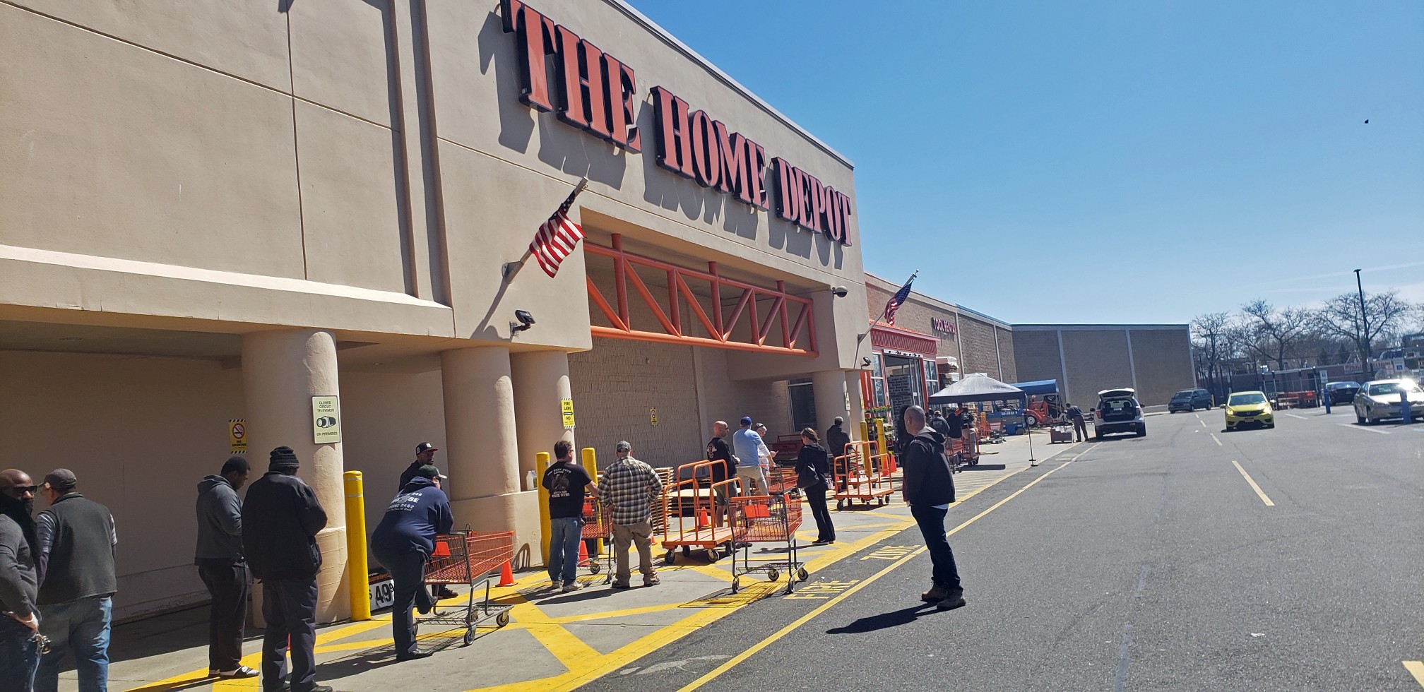 People In Line Waiting To Get Inside Home Depot Because Of The Lock Down From The Corona Virus Some T20 YnX8jp 